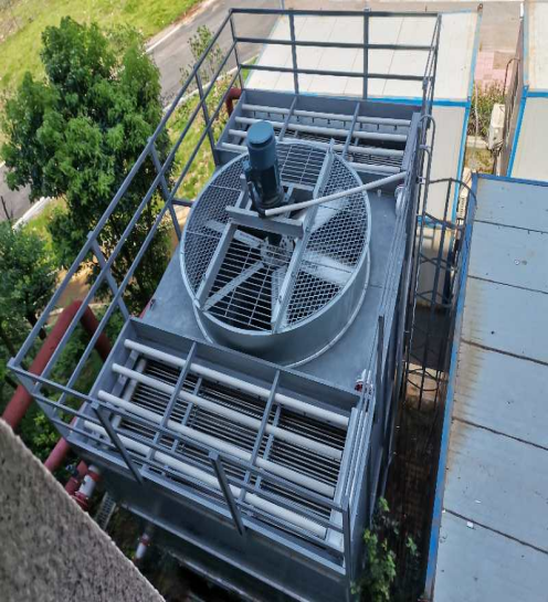 圖1-1冷卻塔現(xiàn)場照片1 圖1-1冷卻塔現(xiàn)場照片1