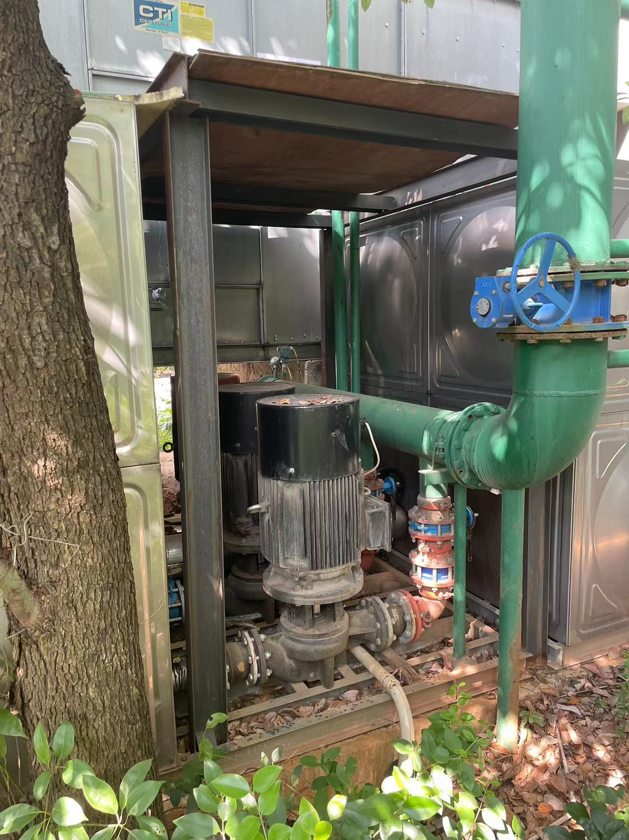 圖1-3冷卻塔附屬電機現(xiàn)場照片 圖1-3冷卻塔附屬電機現(xiàn)場照片